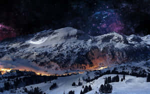 積雪的山峰在星空下，有發光的星雲和山谷燈光。 — 冬季美學 壁紙