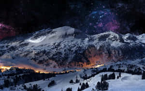 星空下積雪的山峰，下方村莊的燈光閃爍。 — 夜空 壁紙