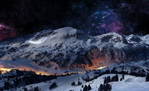 積雪的山脈在星空下，伴隨著閃耀的山谷燈光和紫色星雲。 — 冬季 壁紙