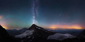 星空下的雪山，有銀河和流星 — 雪景 GIF 壁紙