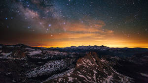 在星空暮色下，可見銀河的積雪山脈。 — 山脈 壁紙