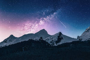流星和銀河下的星空雪山 — 冬季桌面 壁紙