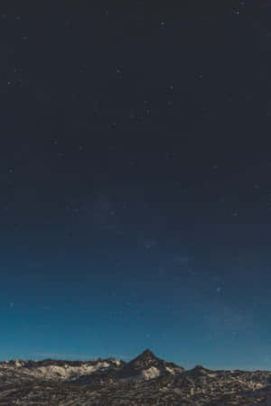 在星空夜空下，帶有宇宙藍色調的積雪山脈。 — POCO Pad 壁紙