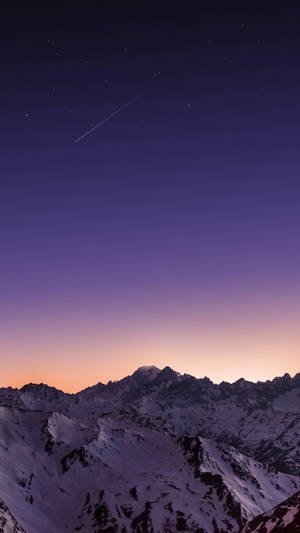暮色天空下積雪的山脈，有流星和星星 — 簡約 iPhone 壁紙