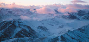 粉紅色和藍色黎明雲層下的雪山山脈 — 山景 壁紙