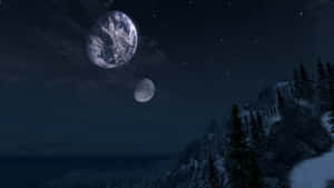 積雪的山脈在星空下，夜空中有兩個發光的行星。 — 昏暗 壁紙