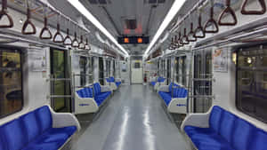 乾淨現代韓國火車的內部，配有藍色座椅和頭頂扶手。 — 地鐵 壁紙
