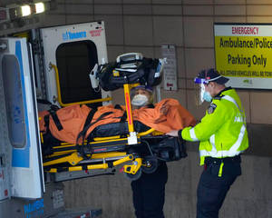 醫護人員在緊急停車區將病人裝載到救護車上。 — 多倫多 壁紙
