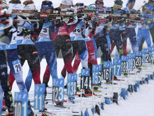 冬季兩項運動員在比賽中將步槍瞄準積雪的射擊場。 — 運動 壁紙