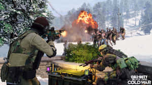 士兵在雪地森林中與殭屍戰鬥，背景有爆炸。 — 決勝時刻黑色行動冷戰 壁紙