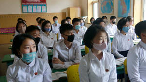 學生在教室裡戴口罩 — 16:9 壁紙