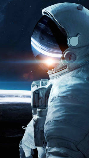 穿著太空衣的太空人透過頭盔面罩看著發光的行星。