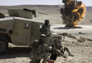 穿著沙漠作戰裝備的士兵對軍車附近的大爆炸作出反應。 — 痛苦語錄 壁紙