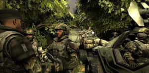 叢林中穿著迷彩裝備的士兵靠近裝甲車。 — 最後一戰： Reach 壁紙