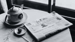 茶壺、報紙、甜點、窗邊桌上 — Old Paper 壁紙