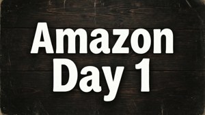 深色木背景上的 Amazon Day 1 文字