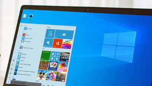 筆記型電腦顯示Windows 10開始功能表，帶有應用程式圖示和藍色背景。 — 桌面 壁紙