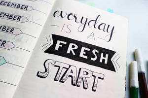 筆記本頁面，上面用黑色墨水寫著勵志短語「everyday is a fresh start」。 — 簡約 壁紙