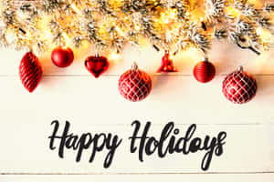 白色木頭上的「Happy Holidays」文字與紅色裝飾品和雪松枝。 — 節日 GIF 壁紙