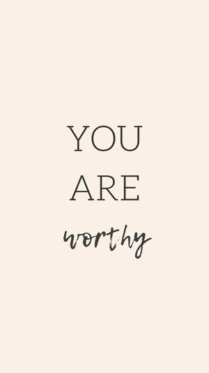 文字桌布，在米色背景上以粗體和斜體字體寫著「YOU ARE worthy」。 — 激勵 壁紙