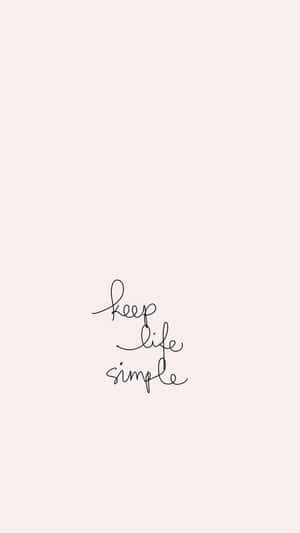 手寫短語 keep life simple 在柔和腮紅背景上。 — 灰色 壁紙