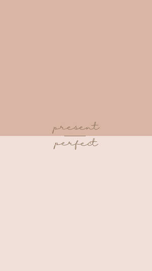 雙色米色背景，中央有草書文字寫著 present perfect — 美學米色 壁紙