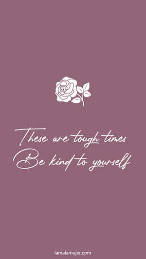 淡紫色背景上的玫瑰和訊息「These are tough times Be kind to yourself」 — 肯定語 壁紙