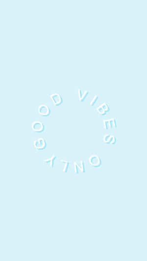 淺藍色背景，帶有圓形「GOOD VIBES ONLY」文字。 — 簡約 壁紙