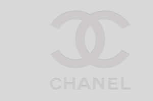 Chanel標誌，帶有互鎖CC和品牌名稱，灰色，背景為純色 — 香奈兒 壁紙