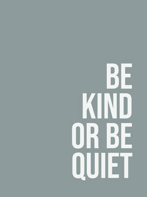 灰色背景上的粗體白色文字寫著「Be Kind Or Be Quiet」 — 灰色 壁紙