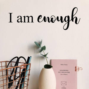 牆上有「I am enough」文字、尤加利葉花瓶、粉紅色書本和銅籃。 — 肯定語 壁紙