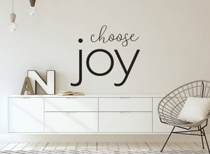簡約房間，有「choose joy」牆藝和鐵線椅。 — 喜悅 壁紙