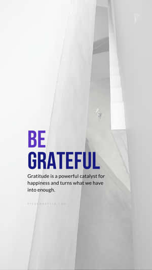 簡約白色空間，帶有文字「BE GRATEFUL」和微小人物爬樓梯。 — 語錄 壁紙