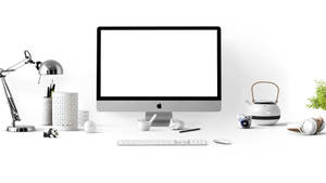現代簡約工作空間，配備 iMac 鍵盤滑鼠燈泡茶壺耳機和小植物。 — 白色美學動圖 壁紙