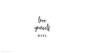黑色手寫文字在白色背景上寫著 love yourself MORE — 美學 壁紙