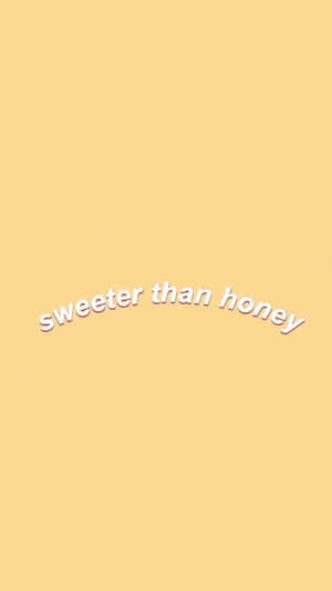 淡黃色背景上的白色Sweeter than honey文字。 — 黃色美學 GIF 壁紙