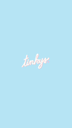 淺藍色背景，中央有粉紅色草書文字顯示 tinkys — 美學藍色 iPhone 壁紙