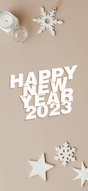Happy New Year 2023 文字，帶有白色雪花和星星，在米色背景上。 — 新年快樂 壁紙