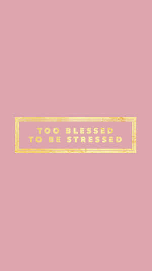 粉紅色背景，長方形內有金色文字寫著 too blessed to be stressed。 — 可愛又粉嫩 壁紙