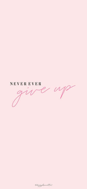 粉紅色背景，帶有黑色和粉紅色字體的短語 never ever give up。 — Galaxy A08 壁紙