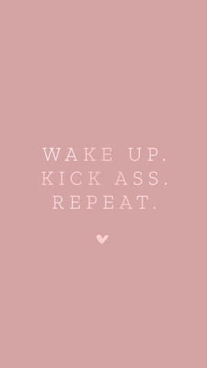 粉紅色背景，白色文字寫著 wake up kick ass repeat 和一個小心形。 — 低對比 壁紙