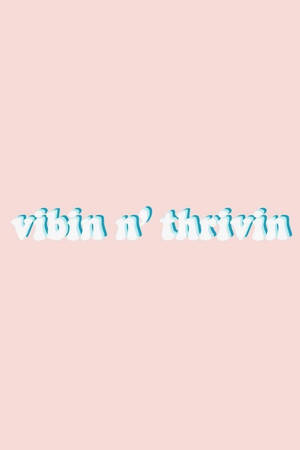 在粉紅色背景上，泡泡藍白色文字 vibin n' thrivin — 可愛又粉嫩 壁紙