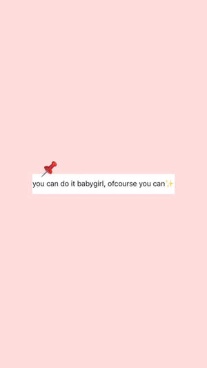 一個紅色圖釘在粉紅色背景上固定著一張寫有 you can do it babygirl ofcourse you can 的便條。 — 小寶貝 壁紙