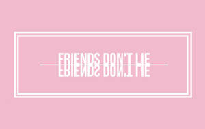 粉紅色背景，白色框內文字寫著 friends don't lie — 可愛粉色女孩 壁紙