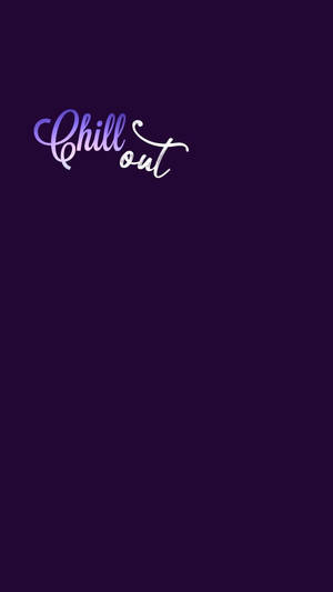 紫色背景，帶有優雅草書 'Chill out'。 — 暗紫色美學 壁紙