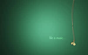米色耳機懸掛在綠色漸變背景上，帶有「life is music...」文字。 — 名言 壁紙