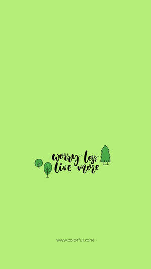 勵志短語 worry less live more 搭配樹木圖標，置於綠色背景上。 — 淺綠色系 壁紙
