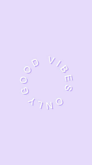 薰衣草背景上圓形白色文字「GOOD VIBES ONLY」。 — 紫色美學 壁紙