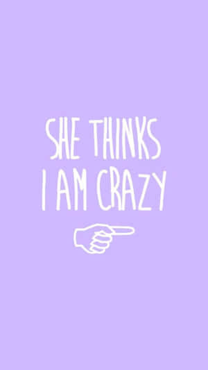 薰衣草背景上的白色文字顯示「SHE THINKS I AM CRAZY」，並有一隻手指指向的手。 — 可愛的好朋友 壁紙