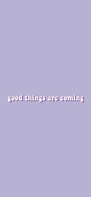 薰衣草背景，白色文字寫著good things are coming。 — Galaxy A55 壁紙